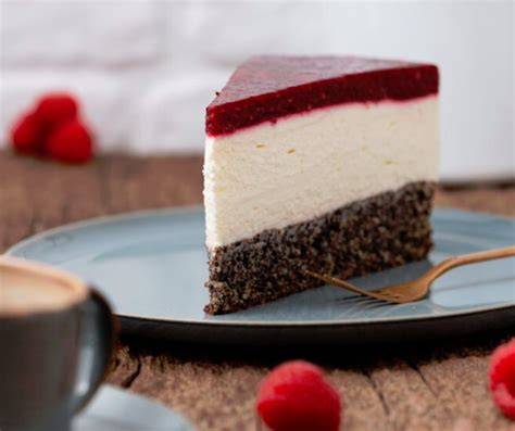 Dekorationsideen: Himbeeren, Minze, Staubzucker auf der Schneewittchen-Torte