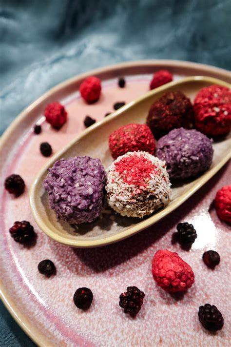 Dekorationsideen: Kokos, Schokosplitter, gefriergetrocknete Beeren