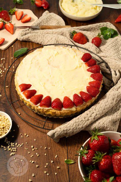 Dekorationsideen: Mandeln, Schokoraspel, Sahnetuffs auf Erdbeerkuchen