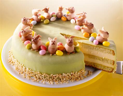 Dekorationsideen: Marzipanküken und Pralinen für Ostertorten
