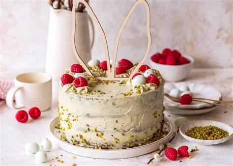 Dekorationsideen: Sahnerosetten, Pistazien, Himbeeren, Tortenguss