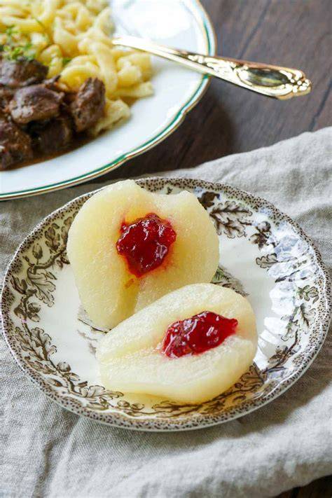 Dekorationsideen: Sahnetupfer, Schokoraspel, Herz-Schablone mit Preiselbeeren