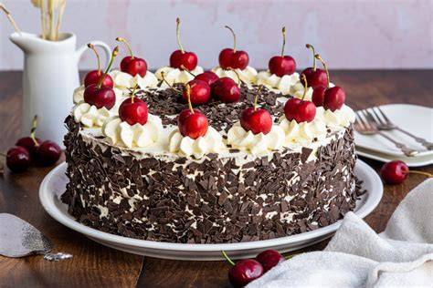Dekorationsideen: Schokoblättchen, Kuvertüre, Kirschen auf der Torte
