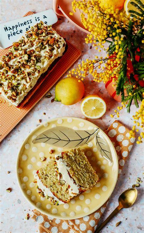 Dekorationsideen: Streusel, Pistazien, Zitronenscheiben auf Zitronenkuchen