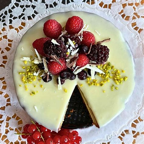 Dekorationsideen: Weiße Kuvertüre, Pistazien, gefrorene Beeren
