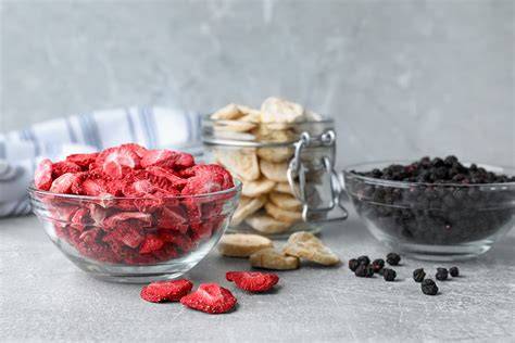 Dekorationsideen: gefriergetrocknete Beeren und bunte Streusel auf Sahnetupfen