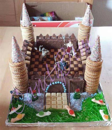Dekorationsideen Ritterburg-Kuchen: Zinnen aus Toblerone, Fenster aus Schokolinsen, Weg aus KitKat
