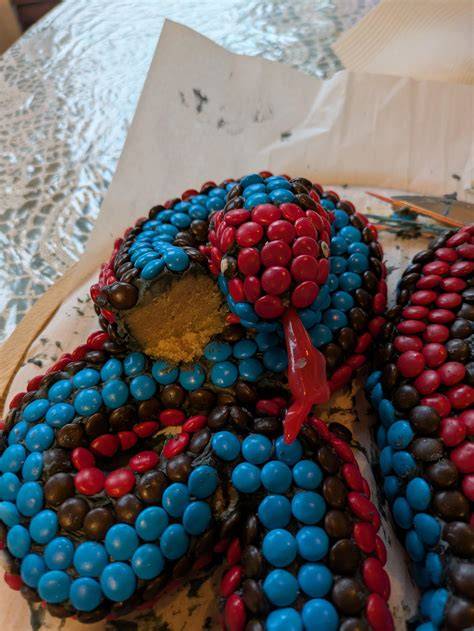 Dekorationsideen Schlangenkuchen: Von Fondant bis Gummibärchen