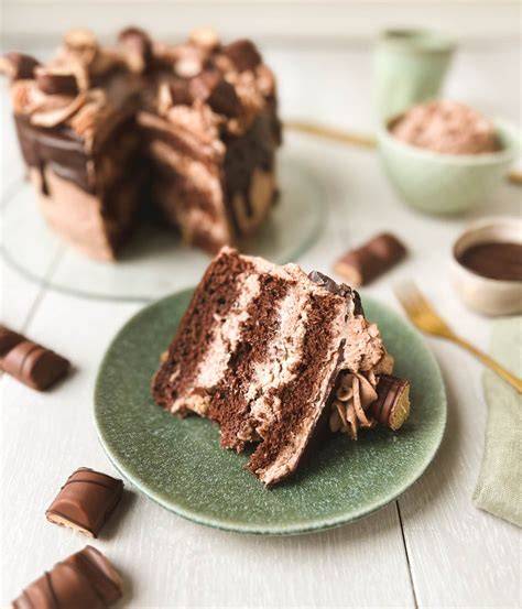 Dekorationsideen für Bueno-Torte: Gerade angeschnitten, Schoko-Stückchen, Haselnüsse