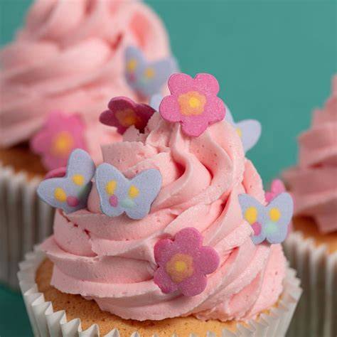 Dekorationsideen für Mini-Torten: Frische Blüten, Früchte, Streusel, Pralinen