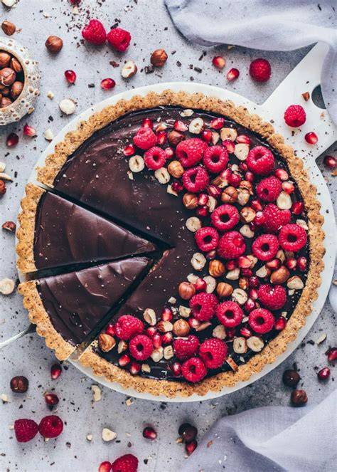 Dekorationsideen für eine Schoko Ganache Tarte (Toppings, Obst, Nüsse)