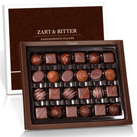 Dekorationsideen für handgemachte Zartbitter-Pralinen: Kakao, Nüsse, Früchte und Blattgold
