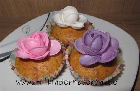 Dekorationsideen ohne Zucker: Esspapier-Blumen auf Honigmuffins