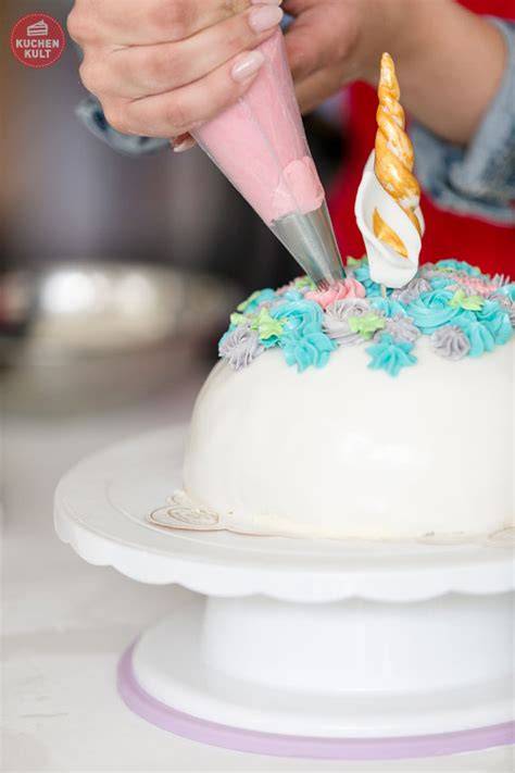 Dekorationsschritte von Horn, Ohren und Mähne einer Einhorn Torte