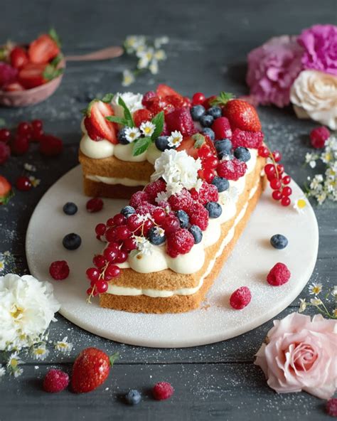 Dekorationsvielfalt: Beeren, Macarons, Schokotäfelchen und Blumen kreativ auf dem Cake