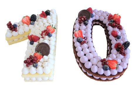 Dekorationsvorschläge für Zahlentorten: Pralinen, Beeren, Mini-Donuts und Zuckerblumen