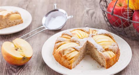 Dekorativ angerichteter kalorienarmer Apfelkuchen