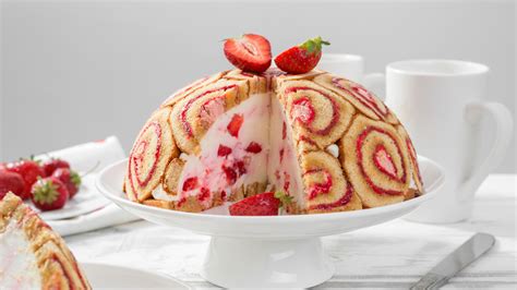 Dekorative Charlotte Royale Torte mit Erdbeeren