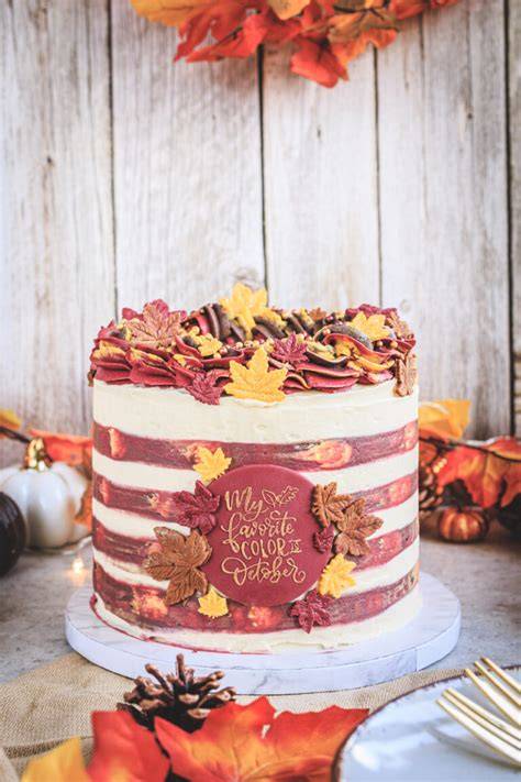 Dekorative Elemente: Fondantblätter, Mini-Kürbisse, Nüsse auf einer Herbsttorte