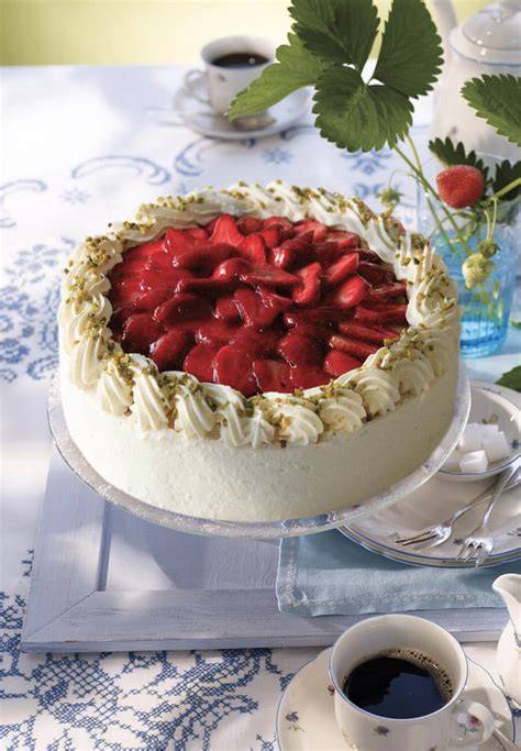 Dekorative Erdbeer-Sahne-Torte