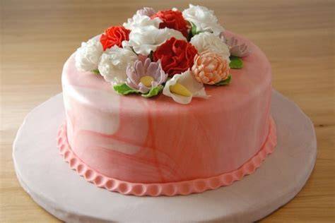 Dekorative Fondantblumen auf einer Motivtorte