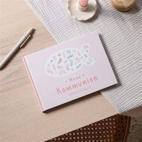 Dekorative Holzkrippe und Erinnerungsalbum als Ergänzung zur Kommunion
