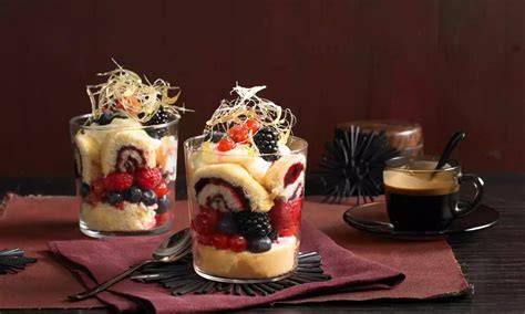Dekorative Karamellgitter auf Dessert