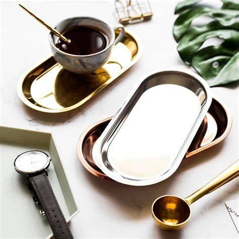 Dekorative Platte mit Mini-Desserts und Espresso