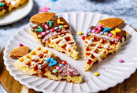 Dekorative Schultüten aus Waffeln mit bunten Verzierungen auf einem Tisch