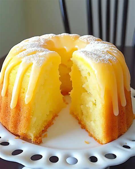 Dekorativer Birnen-Biskuit-Kuchen mit Puderzucker