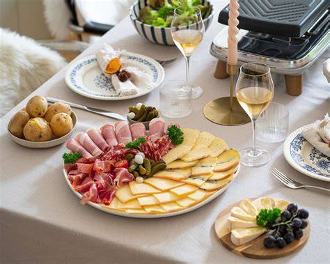 Dekorativer Tisch für Raclette und Dessert