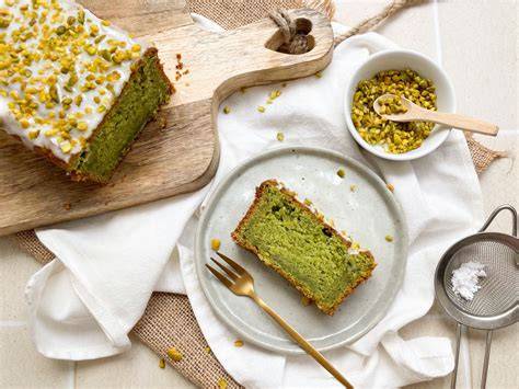 Dekorideen: Blätter, Gitter, Hagelzucker und Pistazien auf gedecktem Kuchen