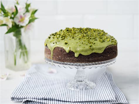Dekorideen: rote Marzipandecke, Fondantgürtel, Pistazien und Schokoguss