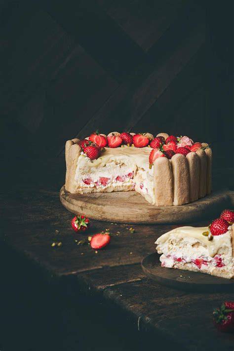 Dekorideen - Band um die Charlotte, Erdbeeren, weiße Schokolade, Baiser