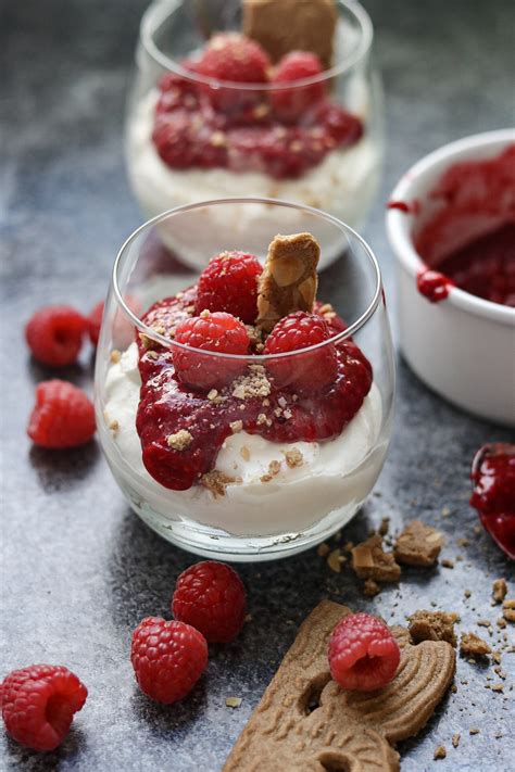 Dekorieren des Geburtstagskuchens: Zahl „2“ mit Himbeeren und Creme