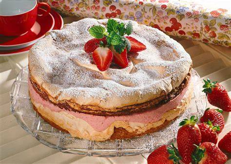 Dekorierte Baiser‑Torte mit Erdbeeren