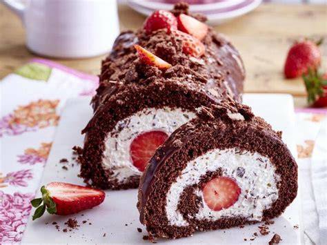 Dekorierte Biskuitrolle mit Schokolade und Erdbeeren