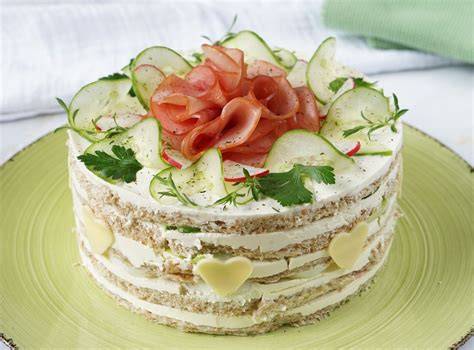 Dekorierte Brottorte: Frische Schnittlauchhalme, Tomaten, Radieschen, Gurkenscheiben