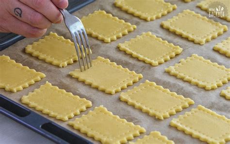 Dekorierte Butterkekse als Kuchenschicht