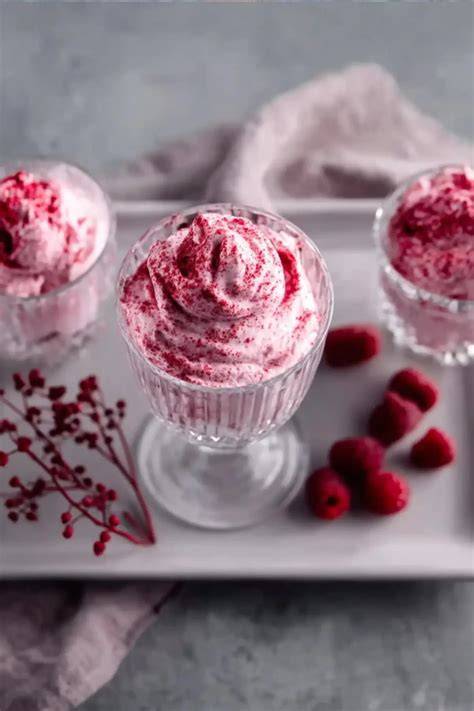 Dekorierte Butterkekse auf Himbeercreme - Ideen und Muster