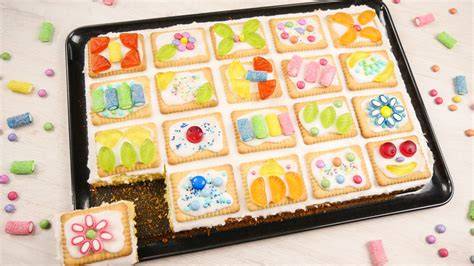 Dekorierte Butterkekse auf dem Kuchen für Kindergeburtstag