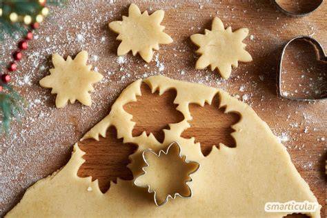 Dekorierte Butterplätzchen mit Honig und Nussmus, mit bunten Blüten und Nüssen