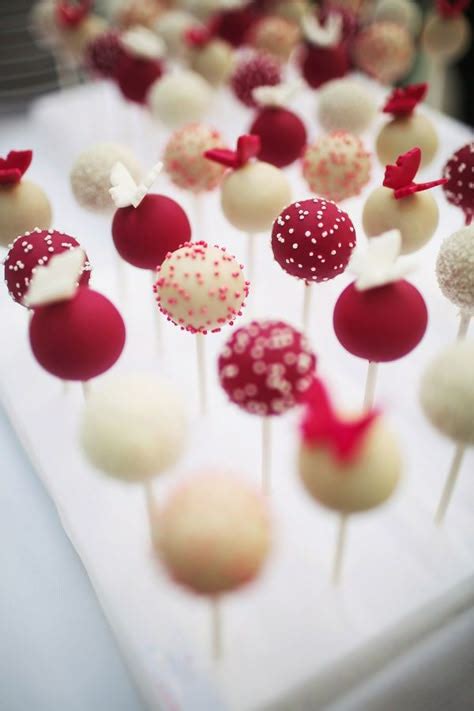 Dekorierte Cake-Pops und Torten in verschiedenen Designs