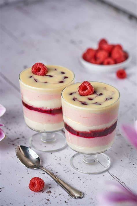 Dekorierte Dessertgläser mit Himbeeren und weißer Schokolade