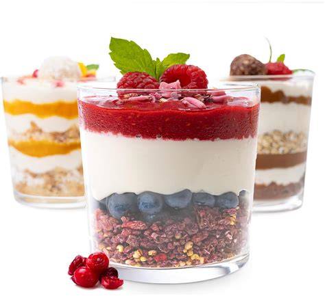 Dekorierte Dessertgläser mit Sahnetupfen