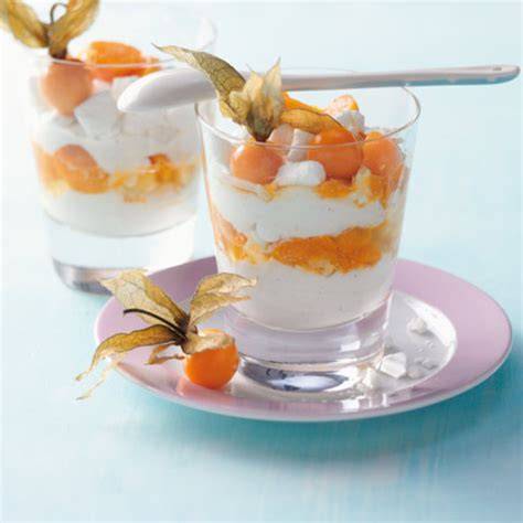 Dekorierte Desserts mit Baiser und Schokotuffs