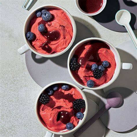 Dekorierte Desserts mit frischen Beeren und Streuseln
