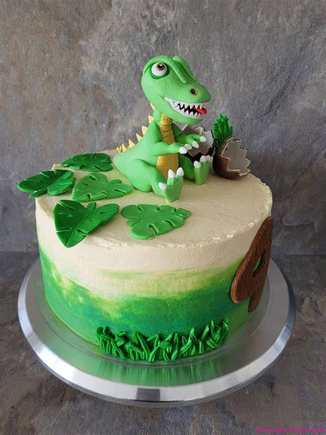 Dekorierte Dino-Torte mit Fondant-Dino und Marzipan-Pflanzen