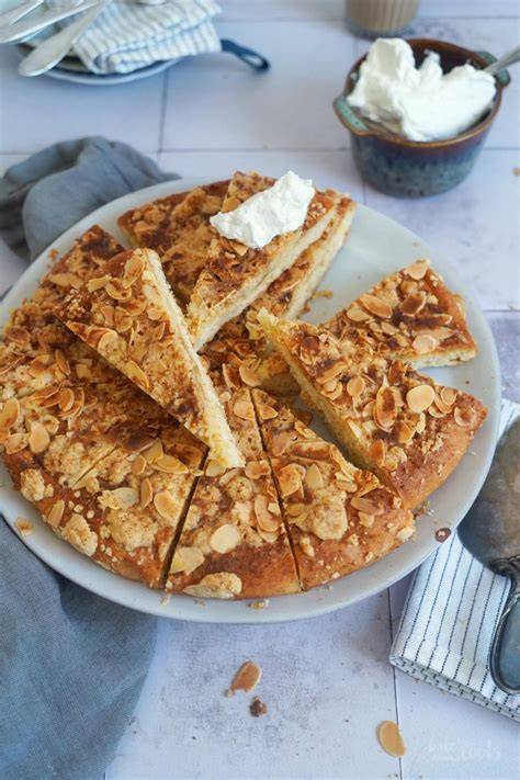 Dekorierte Erdbeer-Schokolade-Spieße mit Streuseln und Mandeln