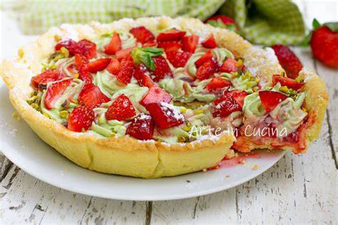 Dekorierte Erdbeertorte, Tortendeko, Pistazien, frische Erdbeeren